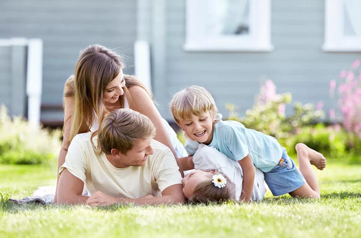 Child yard. Счастливая семья. Родители и дети. Семья со счастливым ребёнком. Ребенок в семье.