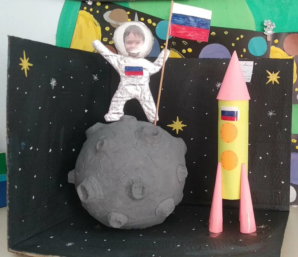 Поделки ко Дню космоса. Поделка ко Дню космонавтики в детский сад. Поделка космос в детский сад. Выставка космос в детском саду.