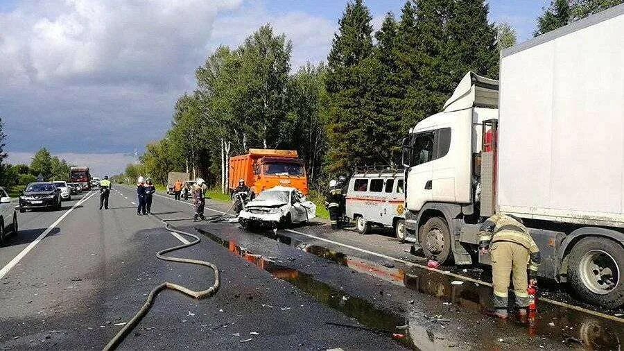 Происшествия в новгородской области. ДТП на трассе м10 в Новгородской области. Авария в Трегубово Новгородская область. Авария на трассе м10 сегодня в Новгородской области.