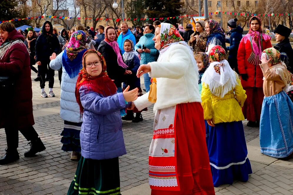 Какие песни поют на масленицу. Масленица дети поют. Поют и танцуют на Масленице. Выступление на Масленицу на улице. Которые пелись на Масленицу.