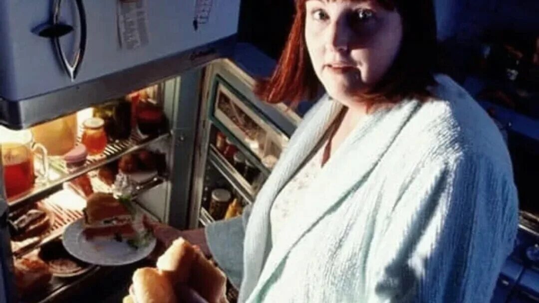 Съела на ночь сыр. Переедание на ночь. Тетка в холодильнике. Толстая ночью у холодильника. Женщина у холодильника.