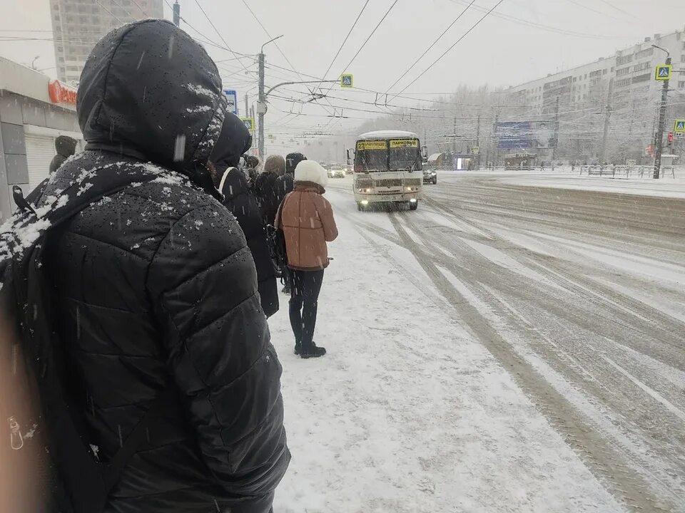 Погода остановись. Челябинск зимой. Снегопад на дороге. Челябинский троллейбус.