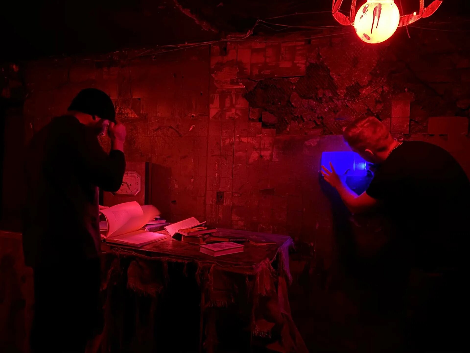 Клаустрофобия 2014 перфоманс квест. Квест ласт вэй москва. Квест бессонница чебоксары. Квест страшилки клаустрофобия. Топ страшных квестов.