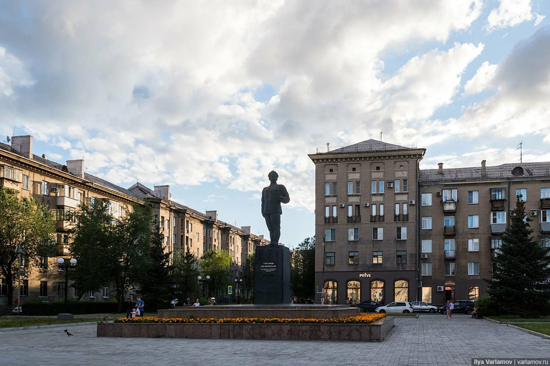 Территория города магнитогорск. Город Магнитогорск. Магнитогорск площадь города. Сковородка Магнитогорск площадь. Памятник Орджоникидзе в Магнитогорске.