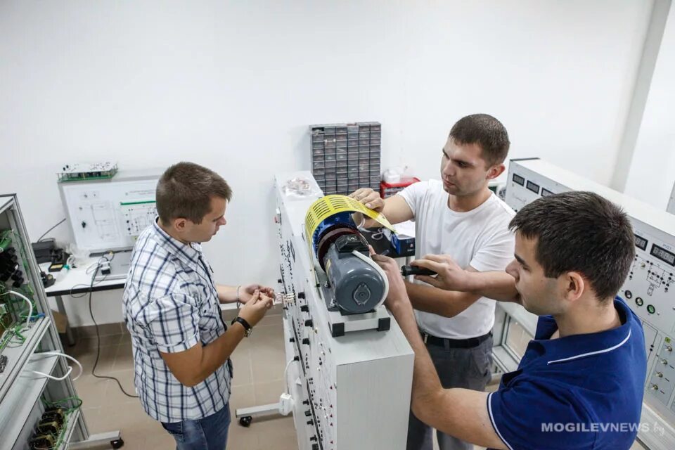 Курсы в могилеве. Рубеко английский могилев. Форма работника вайлдберриз. Академия шаг в астрахани фото. Рубеко английский могилев.