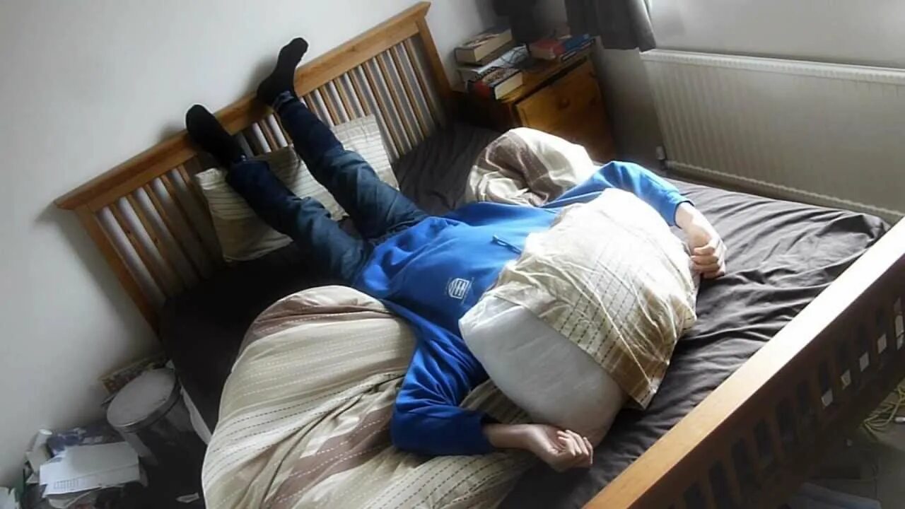 лежит на кровати. подросток спит. спящие со штанами. спящий человек. девушка спит в пижаме.