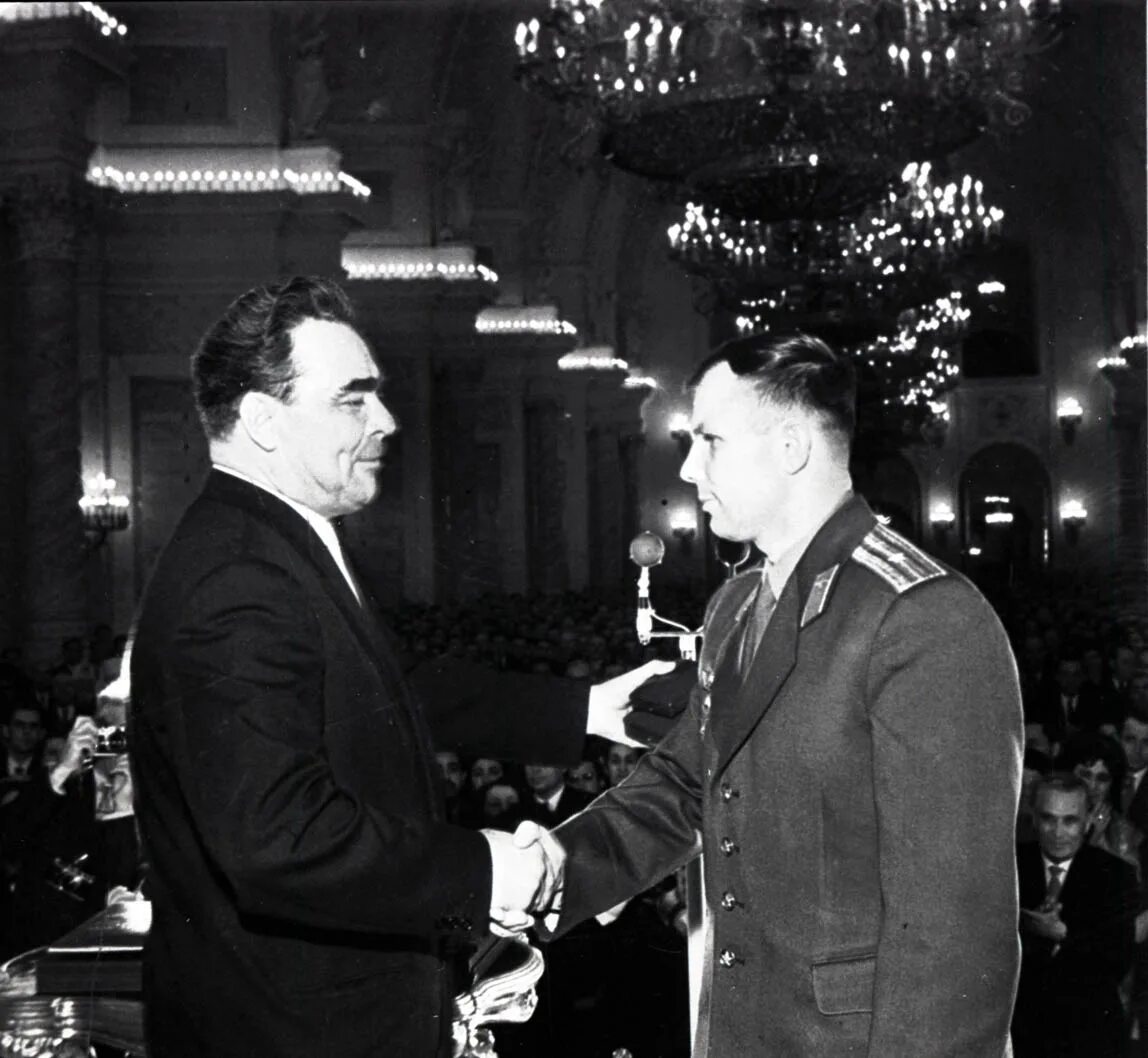 Гагарин получил звание. Брежнев вручает Гагарину орден. Брежнев вручает медаль Ленина Гагарину. Брежнев 1962.