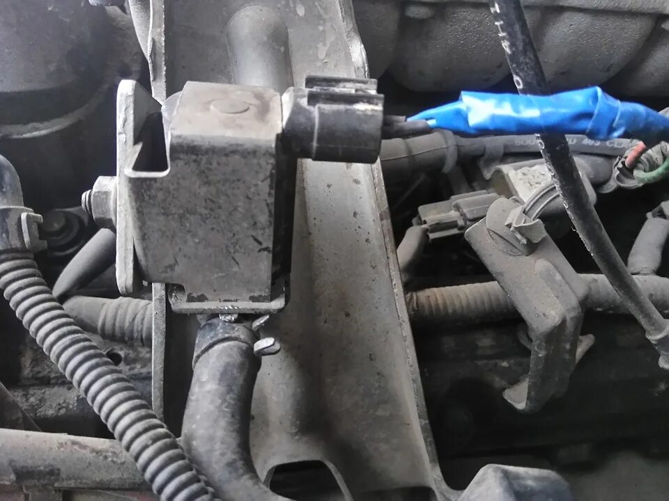 Почему стучит адсорбер. Клапан адсорбера ауди 80 2. Абсорбер ваз 2110 16. Почему стучит адсорбер. Клапан продувки адсорбера 2114.