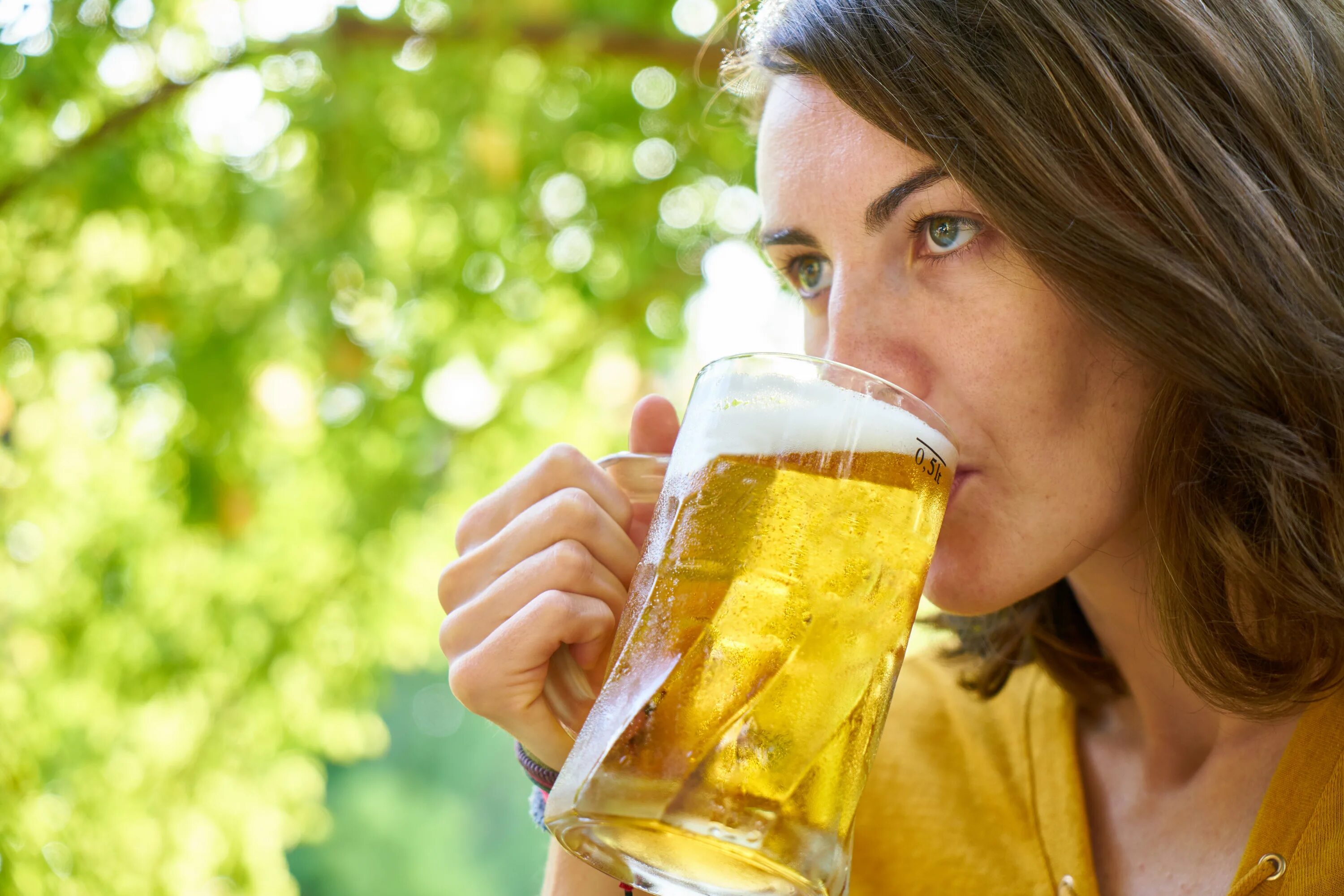 С удовольствием пьют. Пить пиво. Женщина с пивом. Женщина пьет пиво. Человек пьющий пиво.
