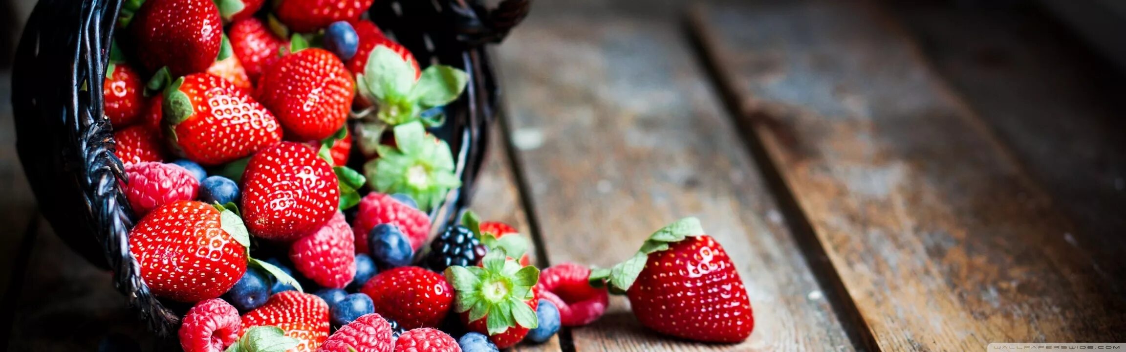 большой урожай клубники. сублимированная ежевика. спелая малина. малина обыкновенная сушеная. ягодки 50.