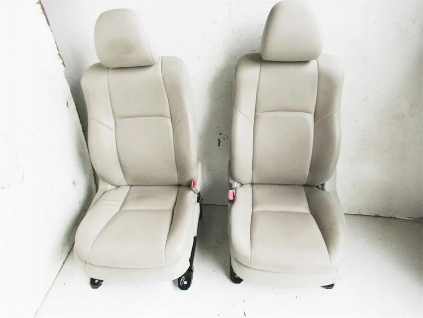 Toyota avensis t250 кожа. Toyota avensis 2008 передние сиденья. Кожаные сиденья тойота авенсис. Сиденья toyota avensis. Toyota avensis 25 кожаный салон.