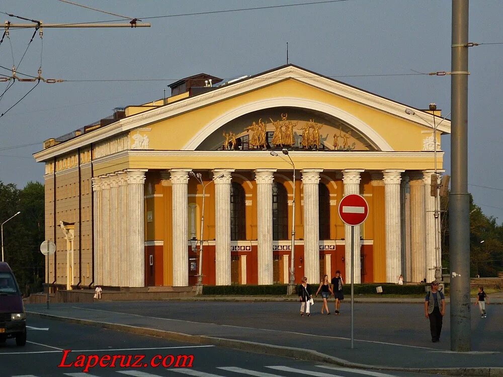 Площадь кирова петрозаводск музыкальный театр. Национальный театр республики карелия 1080 р. Петрозаводск, площадь кирова д1. Театр на кирова петрозаводск. Драматический театр петрозаводск.