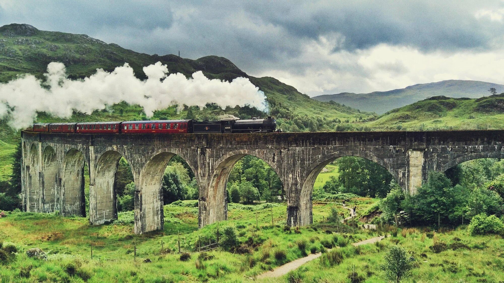 Долина гленко в шотландии. Виадук гленфиннан в шотландии. Акведук шотландия гарри поттер. Долина хогвартса. Долина hogwarts сундуки.