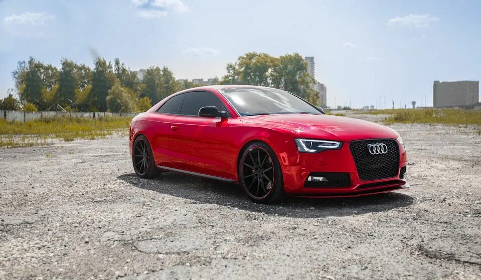 Красный цвет Audi огня редакционное изображение. изображение насчитывающей отраж