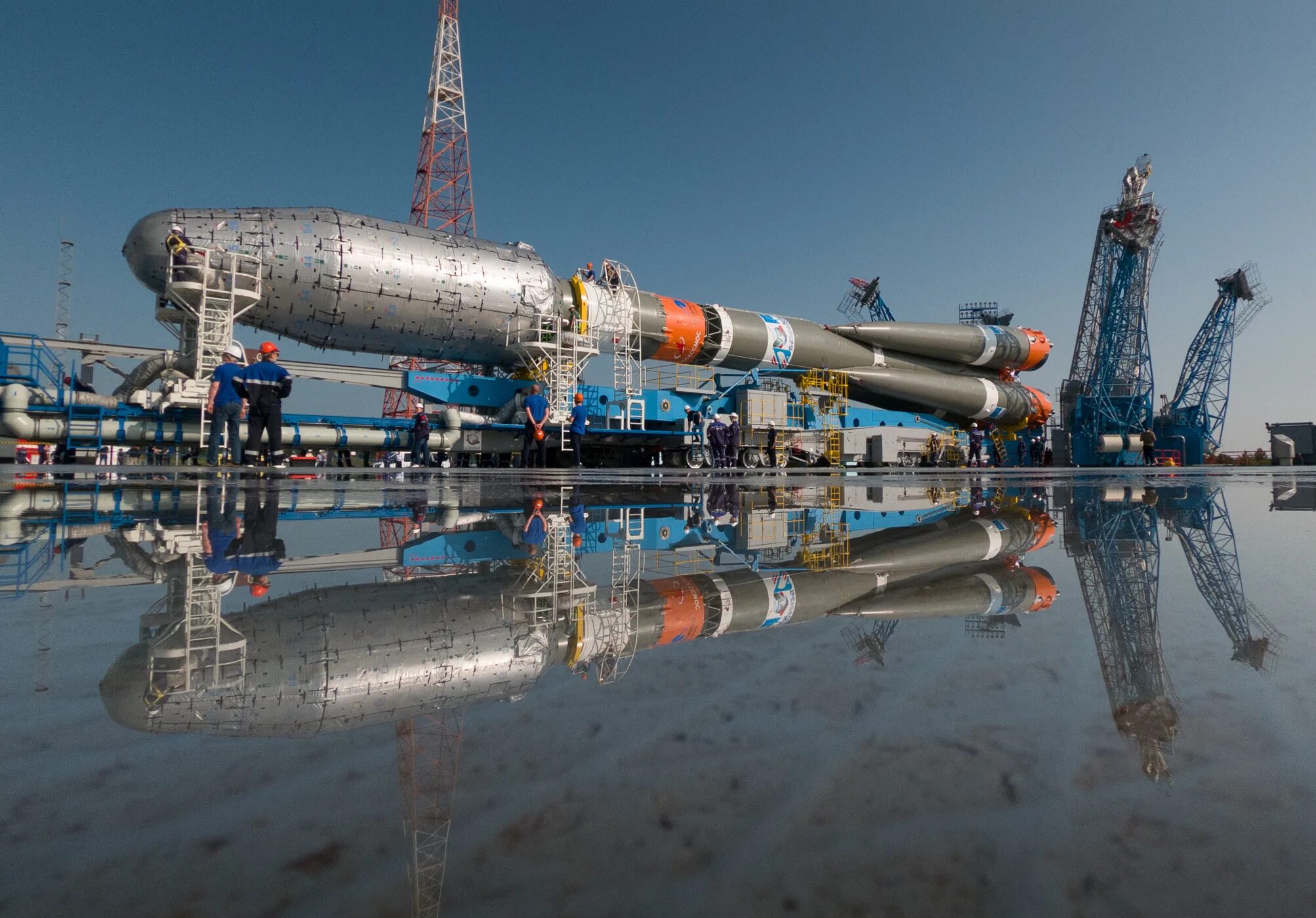 Космодром. Ракета на космодроме. космические техники. ракета-носитель союз-2.1б. причал ракета.