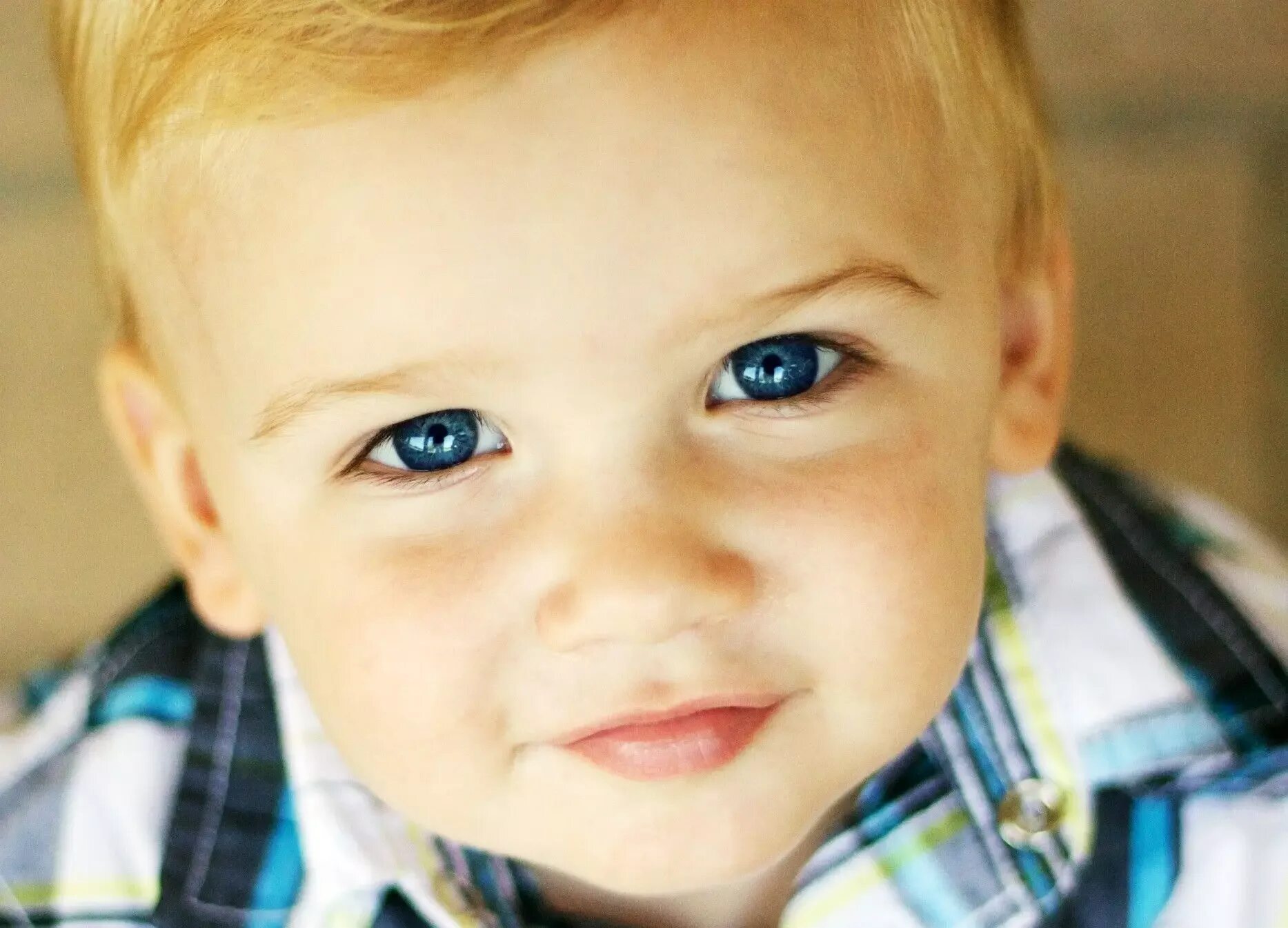 Голубоглазый сын. Красивые детки мальчики. Ребенок мальчик. Красивые детишки. Голубоглазый сын.