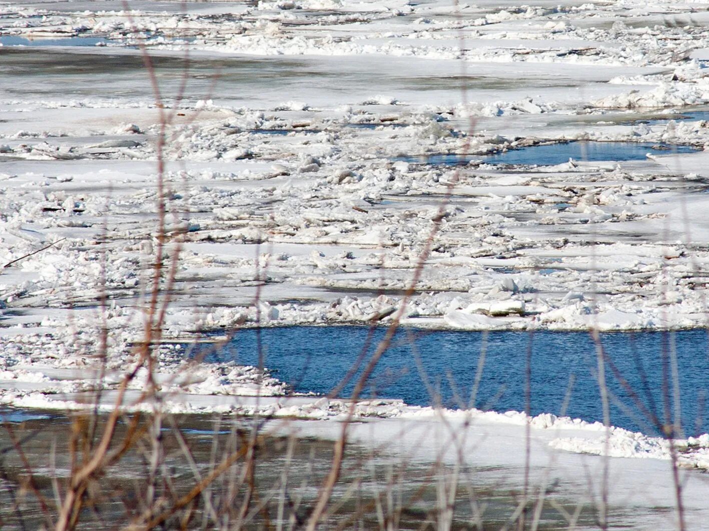 Ледоход в самаре. Ледоход на Волге Зеленодольск. Ледоход в Оренбурге 2022. Ледоход Тольятти. Ледоход на Каме.