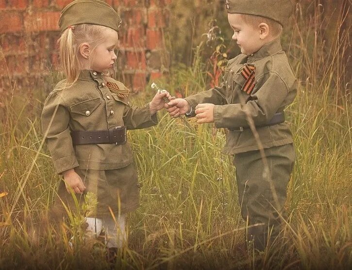 Мирное время группа. Дети в военной форме. Мирное небо дети. Солдат и мирное небо. Мирное небо после войны.