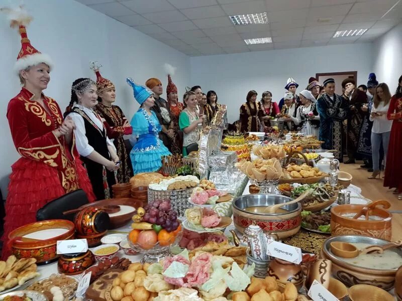 Традиция дастархан казахская традиция. Казахская традиция кудалык. Наурыз Казахстан традиции. Казахское гостеприимство.