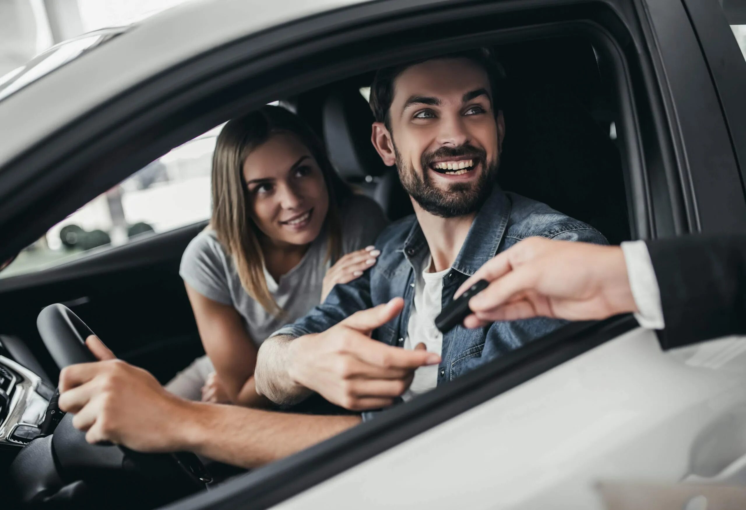 We buy a new car on tuesday. Арендовать автомобиль. Лизинг авто. Автопрокат автомобилей. Счастливые люди в машине.