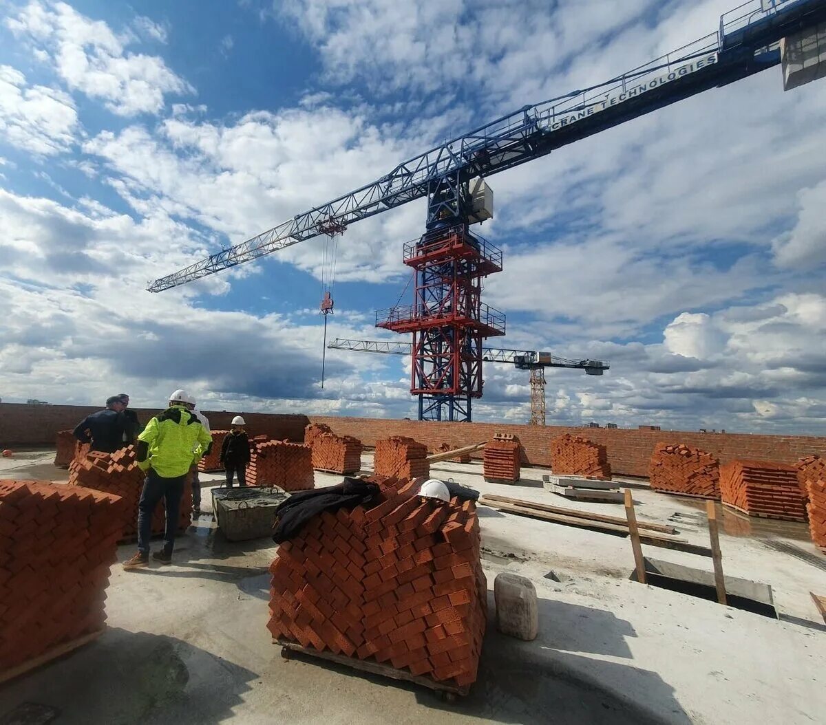 Долгострой на кошурникова новосибирск. Стройка лдс омск. Строительные рабочие. Долгострой в строителе. Парк возле лдс новосибирск.