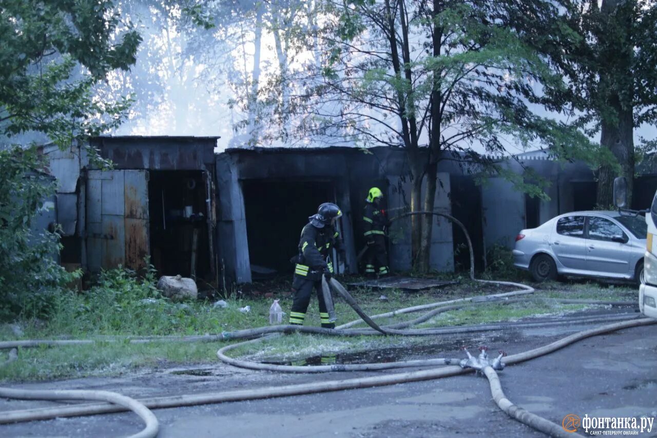 Пожар в ГСК-1 на Софийской улице. Пожар на Фучика. Пожар в гараже. Тушат пожар.