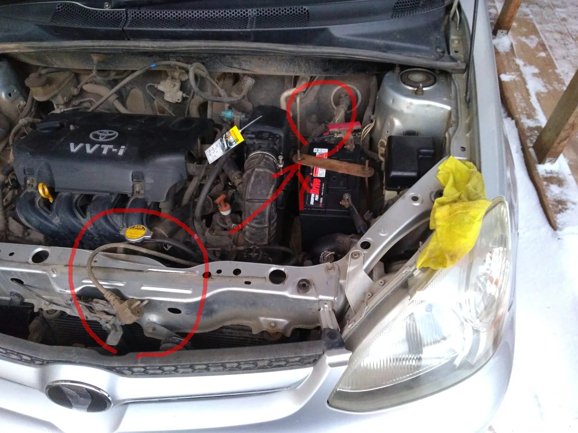 Не заводится эхо. Тойота Платз под капотом. Toyota Platz под капотом. Тойота Эхо аккумулятор. Toyota Echo аккумулятор под капотом.