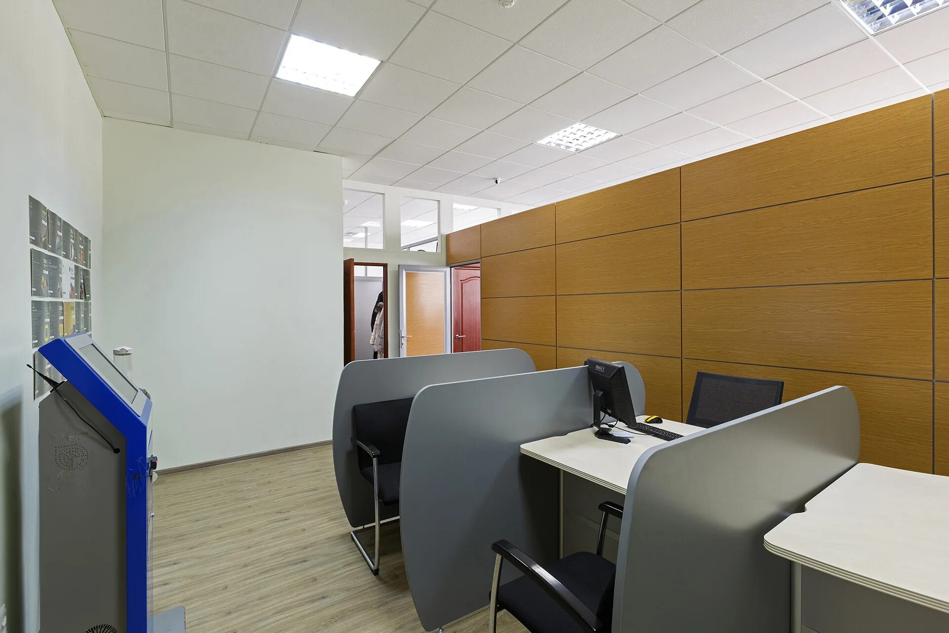 Офис консалтинговой компании. Партнеры в офисе. Воздуховоды в офисе. Офис внутри. Бенч система.