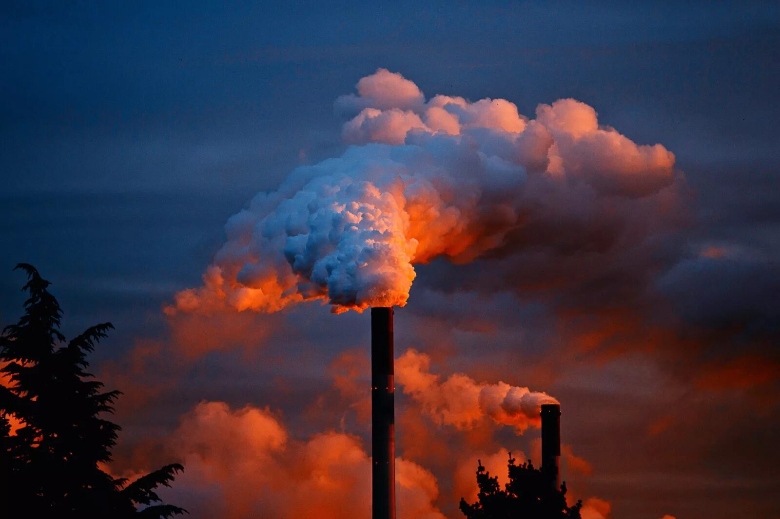Загрязнение воздуха. Атмосферное загрязнение. Выбросы в атмосферу. Завод с дымом. Проблемы связанные с воздухом