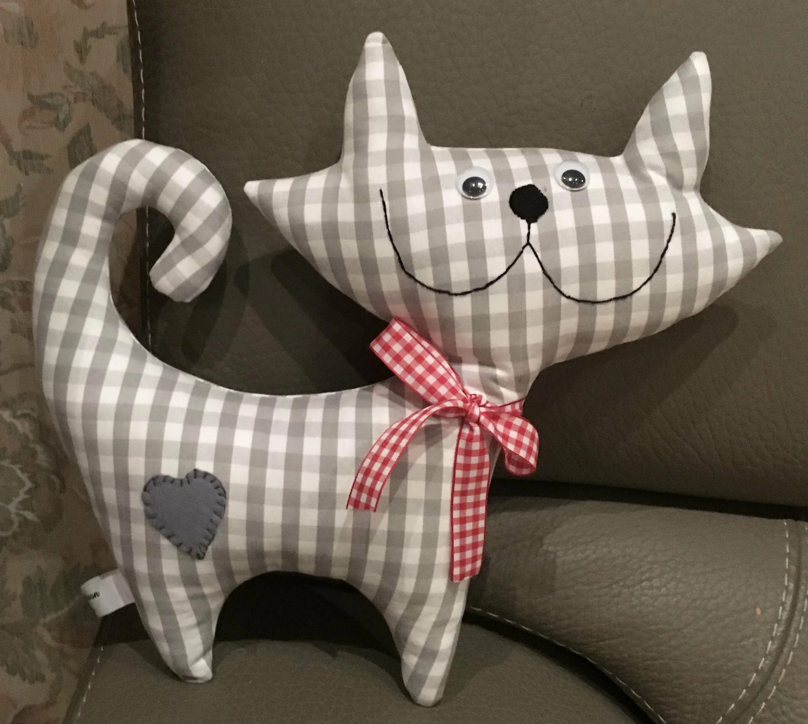 Игрушки сшитые вручную. Игрушки из ткани. шитые игрушки. стильные игрушки из ткани. кот из ткани.