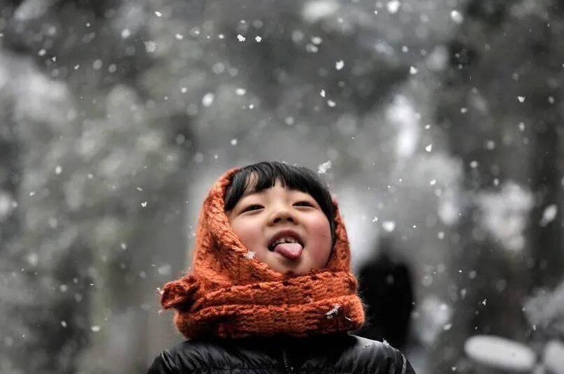 Ловить ртом воздух. Дети радуются снегу. Снег на языке. Ловить снежинки ртом. Ловит снежинки языком.
