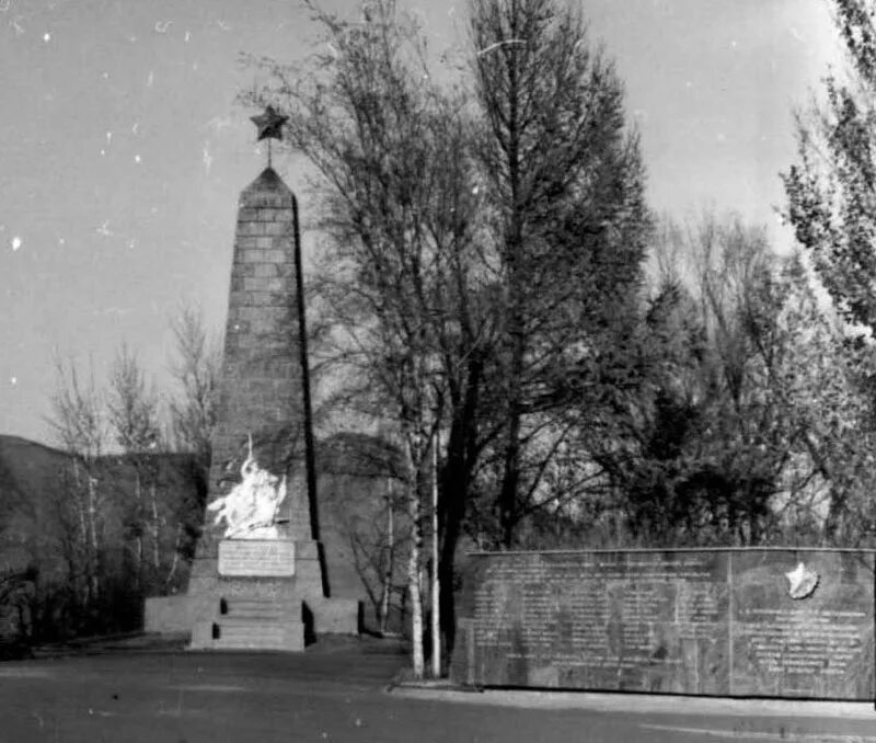 город туран памятник красным партизанам. красных партизан кызыл статуя. кыштым обелиск красным мадьярам. виды флагштоков у памятников павших воинов. красных партизан кызыл.