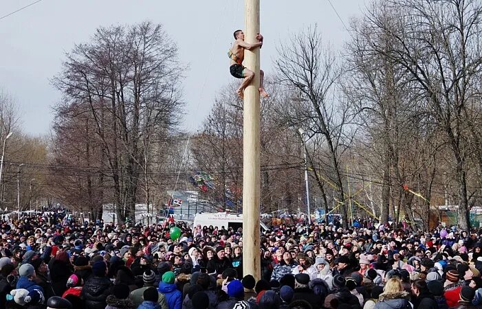 Масленица в автозаводском парке нижний. Масленичный столб. Масленица столб. Ледяной столб на Масленицу. Масленица 2023 в Липецке в Нижнем парке.