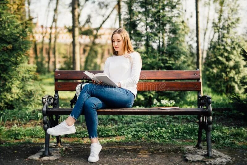 Девушка с книжкой на скамейке в парке. Девушка с книгой на лавочке. Девочка сидит в парке. Девушка сидит на скамейке в парке. Sit on a bench