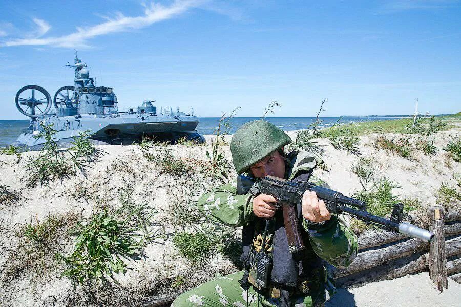 Военные появились. Морской десант морская пехота. Десант морской пехоты РФ. Десантирование морской пехоты РФ. Высадка морских пехотинцев.