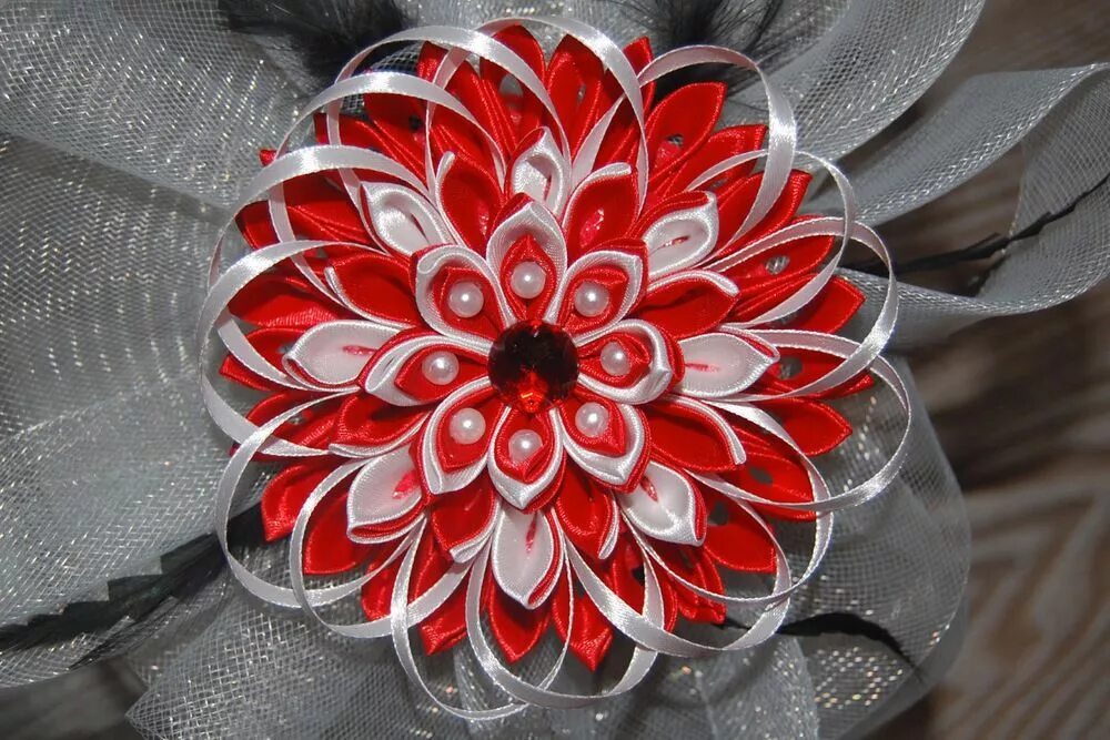 Цветок в технике канзаши. Канзаши. Украшения канзаши. Цветы канзаши. Цветы из лент.