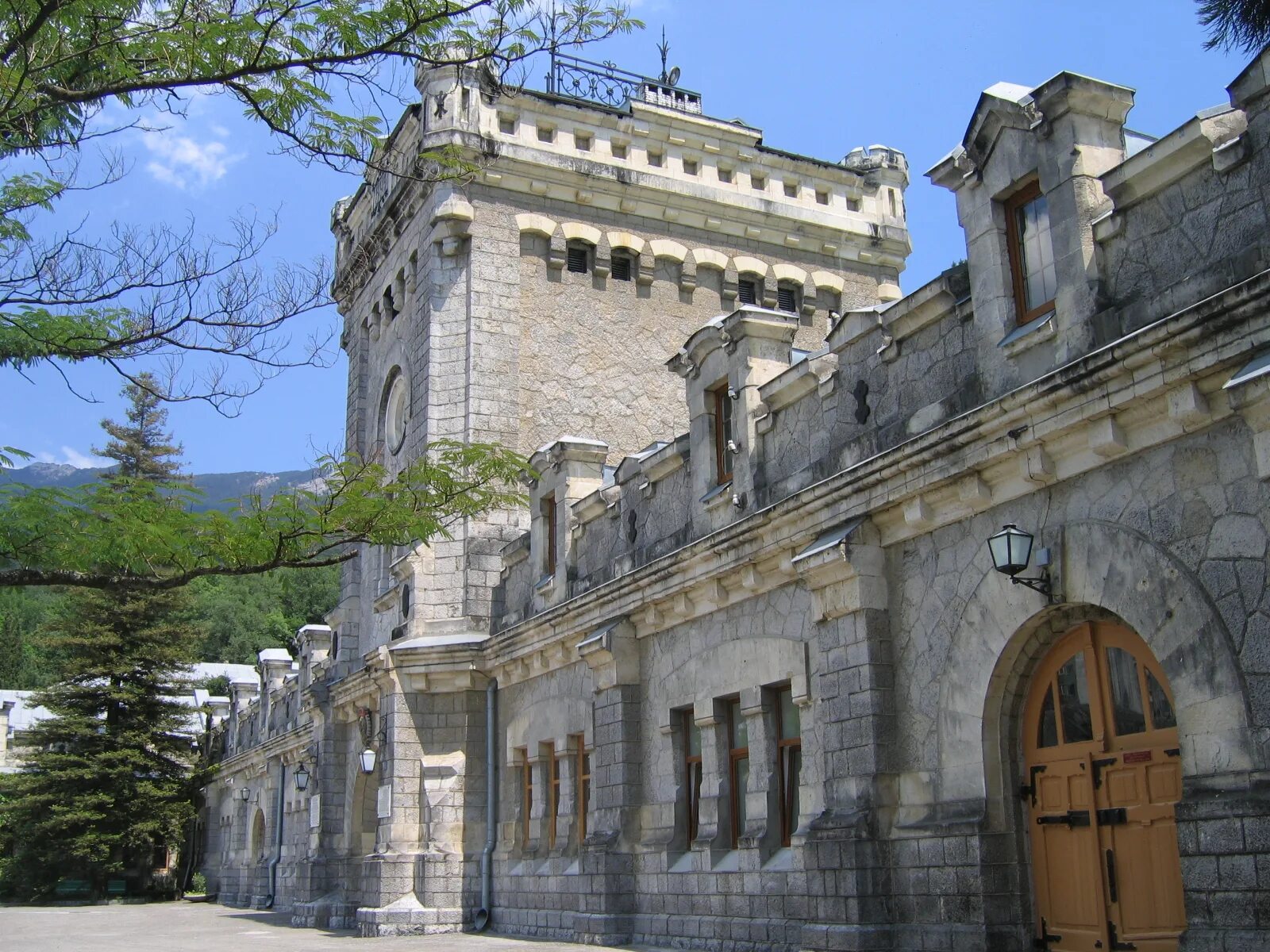 завод вина в крыму массандра. массандровский завод в ялте. массандровский дворец винзавод. завод ялтинская. ялтинский винзавод массандра.