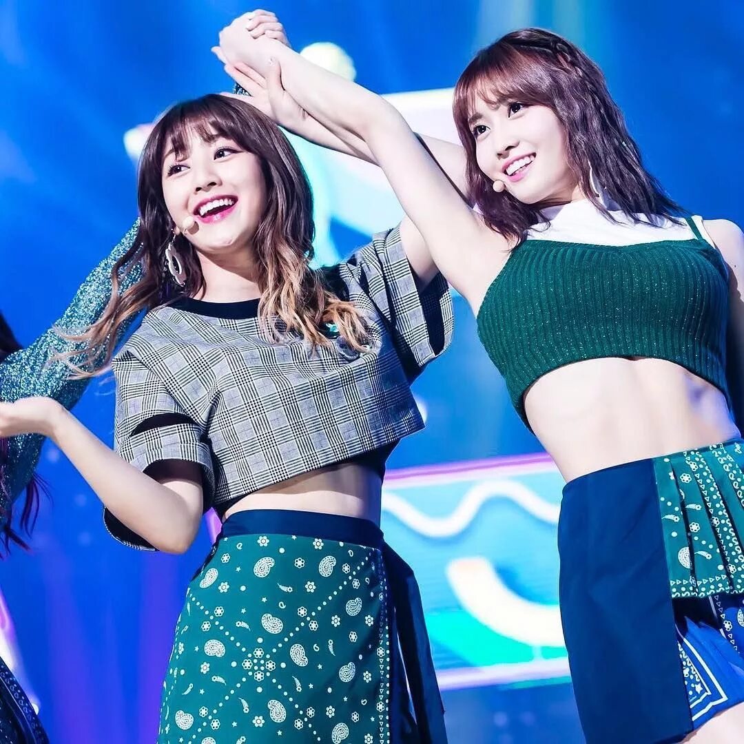 Look twice move that. Jihyo из twice. Jihyo Sana Momo. Twice Jihyo and Momo. Twice kpop Jihyo.