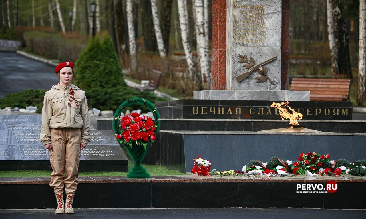 9 мая первоуральск 2025. Памятники победы в великой отечественной. день победы первоуральск. памятник 9 мая. с победой ветераны памятник.
