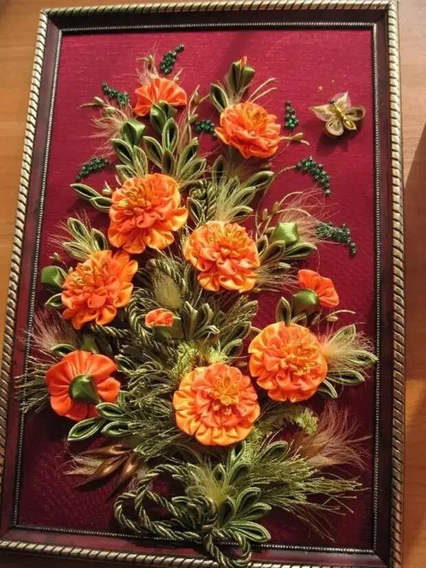 Цветы в технике мастер класс. Вышивка лентами бархатцы мастер класс. Бархатцы канзаши. Панно из цветов. Канзаши картины.