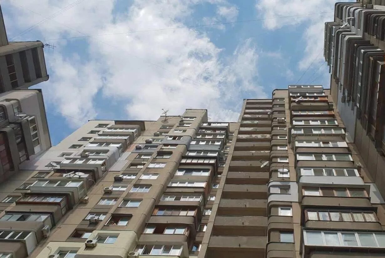 Выпала 16 этаж. Крыша 16 этажки. 16 этажный дом. 13 этажный дом. высота с 16 этажа.