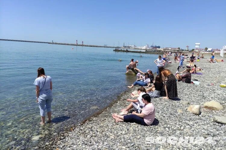 Сочи в июне можно ли купаться. Море в Сочи в мае. В Сочи сейчас купаются в море. Сочи 2021 май. Берег Сочи сейчас.