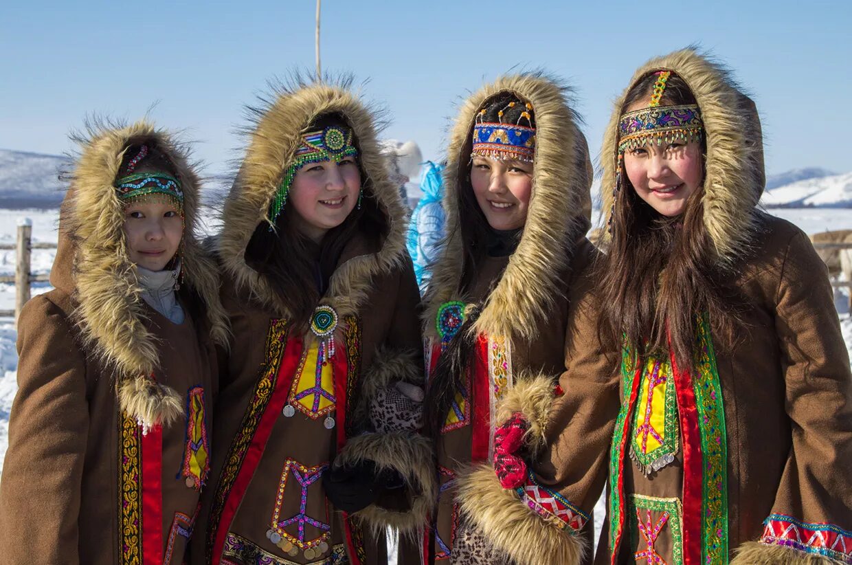 Якуты население. Зимняя одежда коренных народов Сибири. Оймякон люди. Народы Арктики. Жители Оймякона.