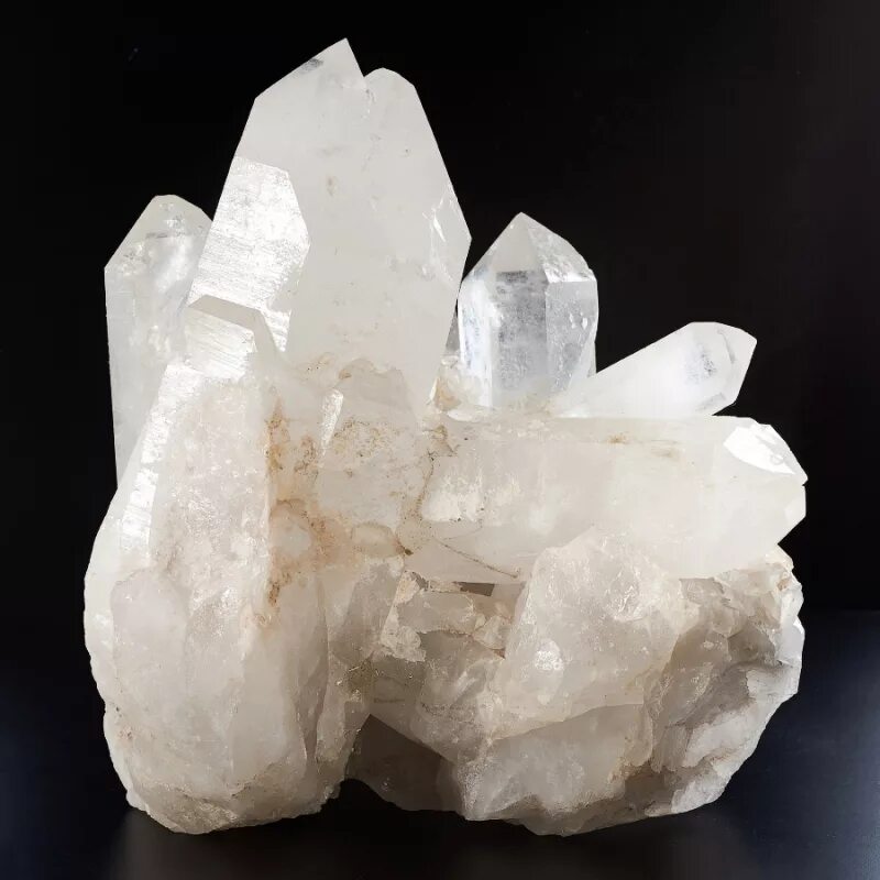 Quartz crystal. Кварц (горный хрусталь). Горный кварц камень. Горный хрусталь минерал Урал. Друзы горного хрусталя.