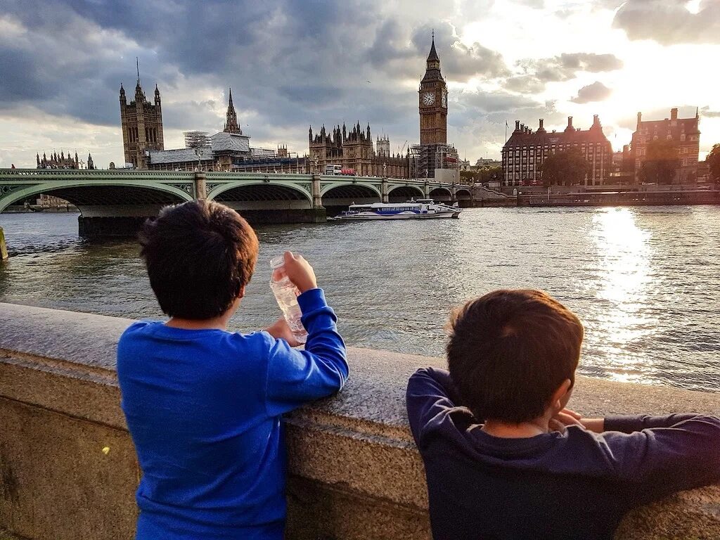 Traveling to uk. Лондон для детей. Англия для детей. Мальчик в Лондоне. Турист ребенок в Лондоне.