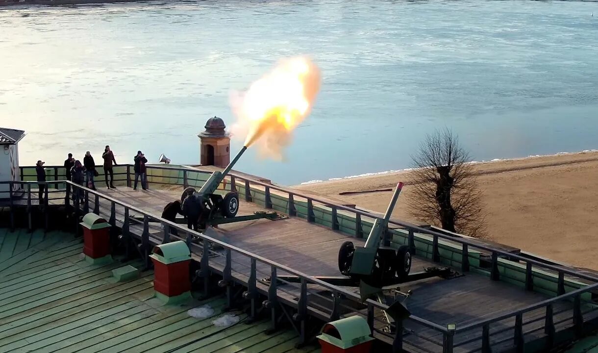 Во сколько стреляют в петропавловской. Пушки Петропавловской крепости в Санкт-Петербурге. Выстрел из пушки на Петропавловской крепости.
