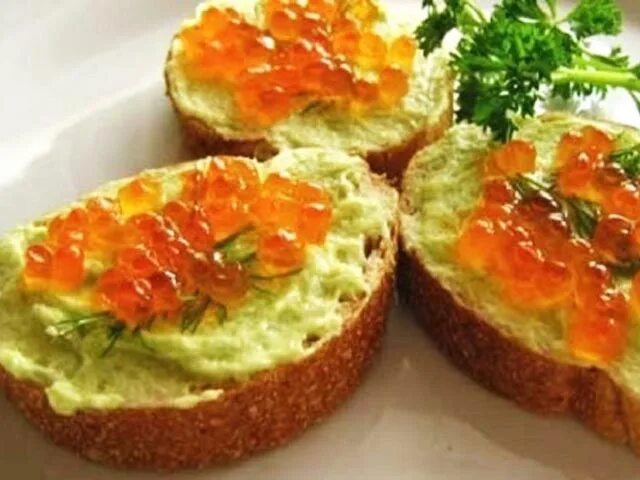 Авокадо с икрой. Бутерброд с авокадо и икрой. Бутерброд с авокадо и икрой. Бутерброды с авокадо и красной икрой. Брускетта с икрой и авокадо.