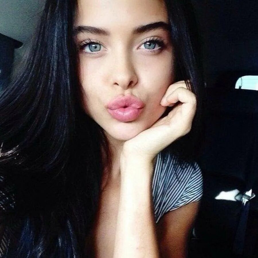 Красивые девушки с пухлыми губами