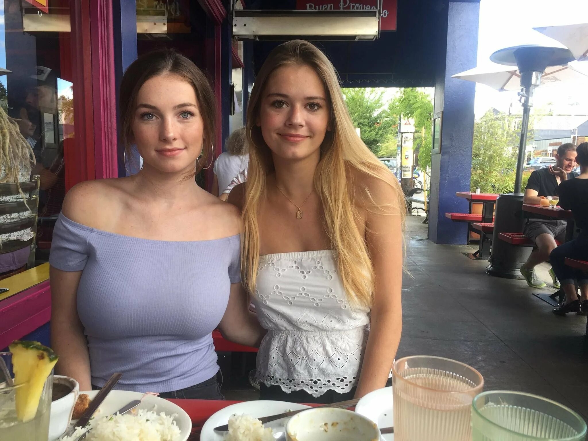 This is my mother look at her. Lizzydm Elizabeth. Lizzydm paulinakuchepatova. Элизабет Даймонд и Паулина Кучепатова. Две девушки с разным размером.