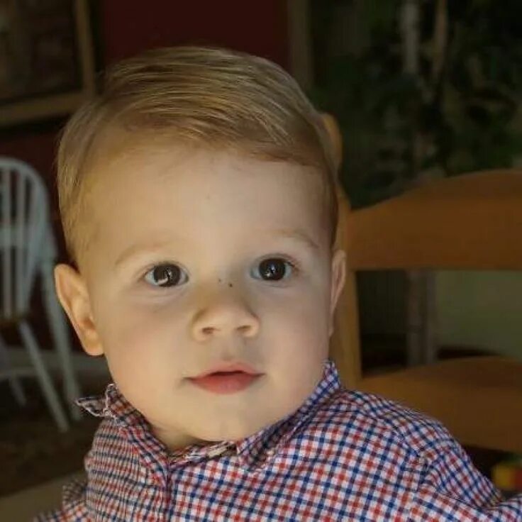 Стрижка мальчика в год. Стрижка для мальчика 2 года. Детские стриде для мальчиков. Модные прически для годовалого мальчика. Стрижки для малышей мальчиков.